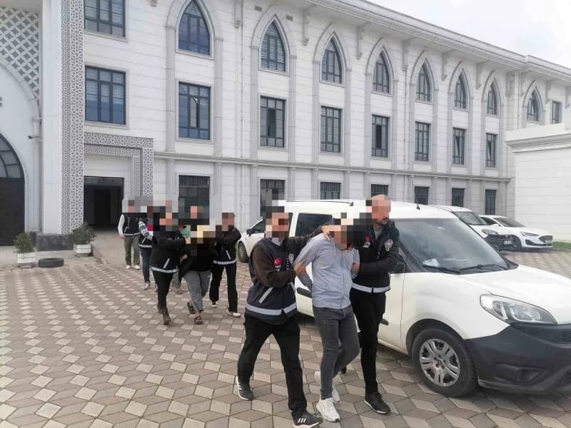 Kocaeli Kartepe ilçesinde çamaşırhanede yaşanan bıçaklı kavga sonrası olay yeri ve polis ekipleri
