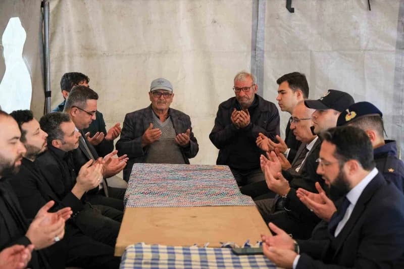 Çameli Kaymakamlığı ve Belediyesi yetkilileri maden şehidinin ailesi ile görüşüyor