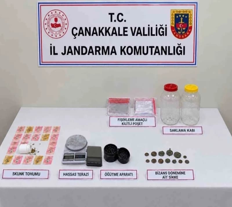 Çanakkale’de jandarma ekiplerinin uyuşturucu operasyonunda ele geçirilen maddeler ve tutuklanan şüpheliler