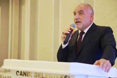 Canik Belediye Başkanı İbrahim Sandıkçı, din görevlileriyle birlikte çocuk ve gençlere yönelik projeyi anlatırken