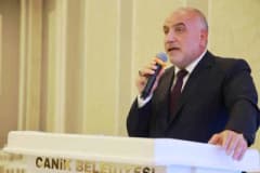 Canik Belediye Başkanı İbrahim Sandıkçı, din görevlileriyle birlikte çocuk ve gençlere yönelik projeyi anlatırken