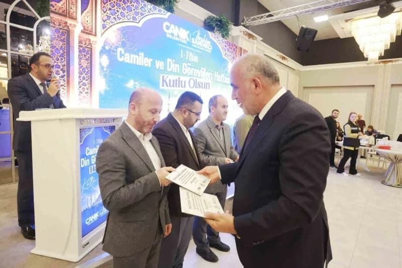 Canik Belediye Başkanı İbrahim Sandıkçı, ilçede görevlerini sürdüren Din görevlileriyle bir araya geldi.