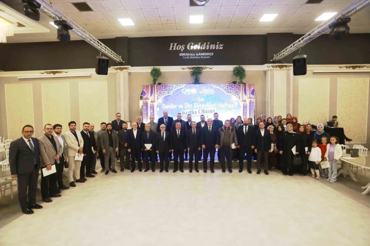 Canik Belediye Başkanı İbrahim Sandıkçı, ilçede görevlerini sürdüren Din görevlileriyle bir araya geldi.