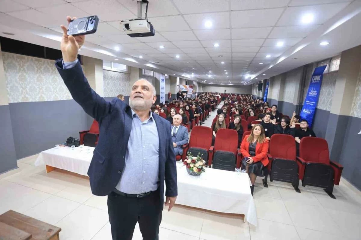 Canik Belediye Başkanı İbrahim Sandıkçı öğrencilerle bir arada eğitim projelerini anlatıyor