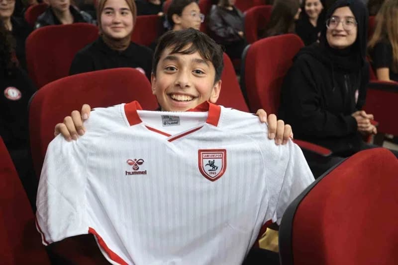 Başkan Sandıkçı'nın öğrencilere hediye takdiminde bulunduğu program, hatıra fotoğrafı çekiminin ardı