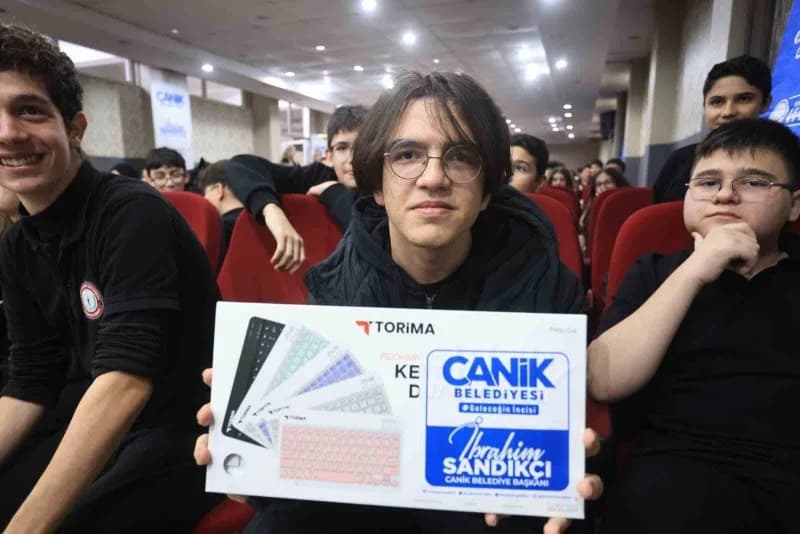 Başkan Sandıkçı'nın öğrencilere hediye takdiminde bulunduğu program, hatıra fotoğrafı çekiminin ardı