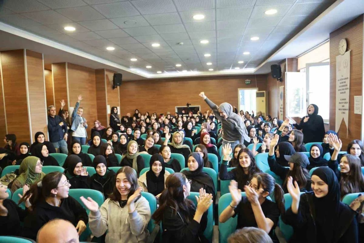 Canik Belediye Başkanı İbrahim Sandıkçı, Canik Kız Anadolu İmam Hatip Lisesi öğrencileriyle eğitim programında bir arada