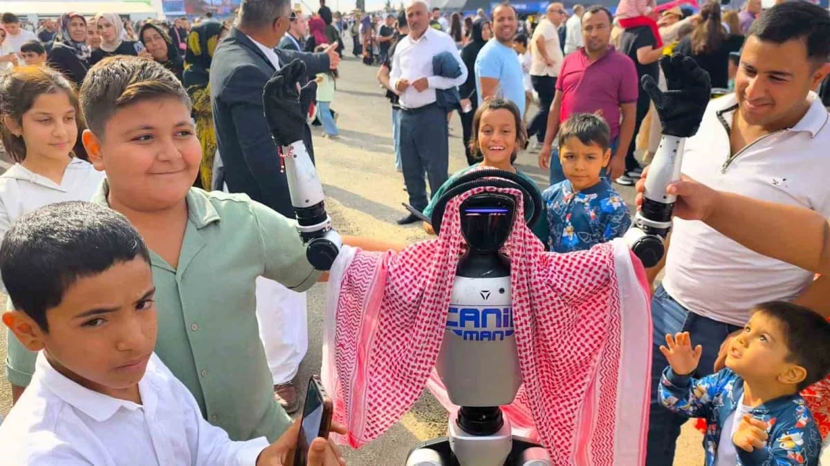 TEKNOFEST Güneydoğu’da puşi takan ve dans eden insansı robot CANİKMAN