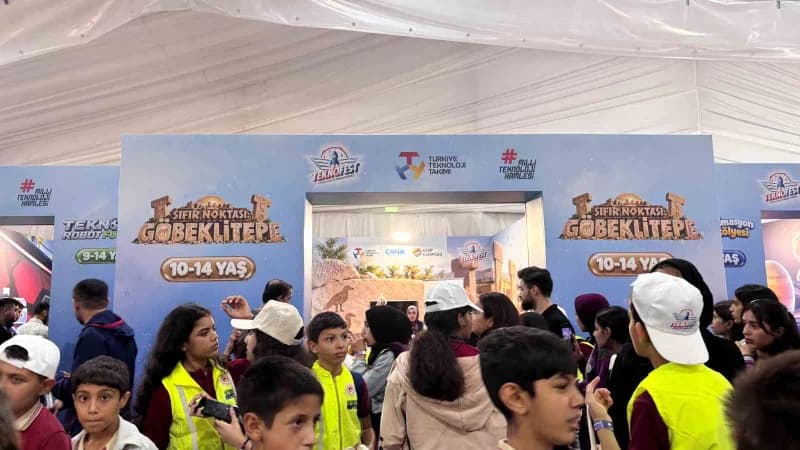 Türkiye'nin nüfusa kayıtlı ilk insansı robotu CANİKMAN, TEKNOFEST Güneydoğu'da ilgi odağı oldu.
