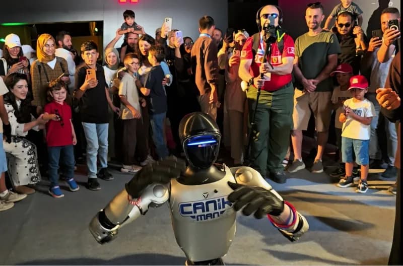 CANİKMAN, TEKNOFEST şarkısına da dans ederek eşlik etti.