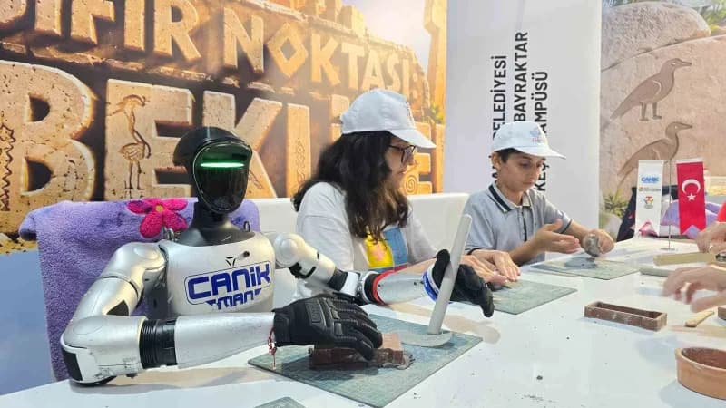 Türkiye'nin nüfusa kayıtlı ilk insansı robotu CANİKMAN, TEKNOFEST Güneydoğu'da ilgi odağı oldu.