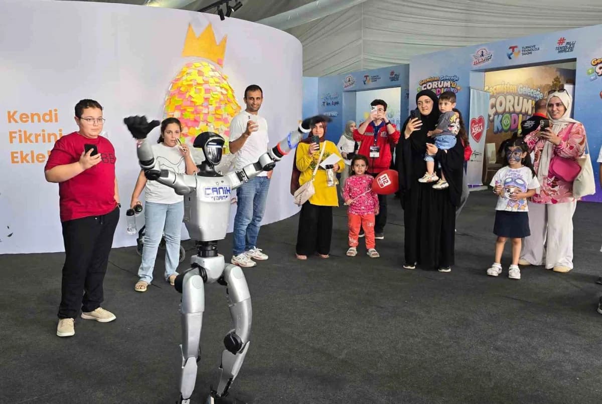 Türkiye'nin nüfusa kayıtlı ilk insansı robotu CANİKMAN, TEKNOFEST Güneydoğu'da ilgi odağı oldu.