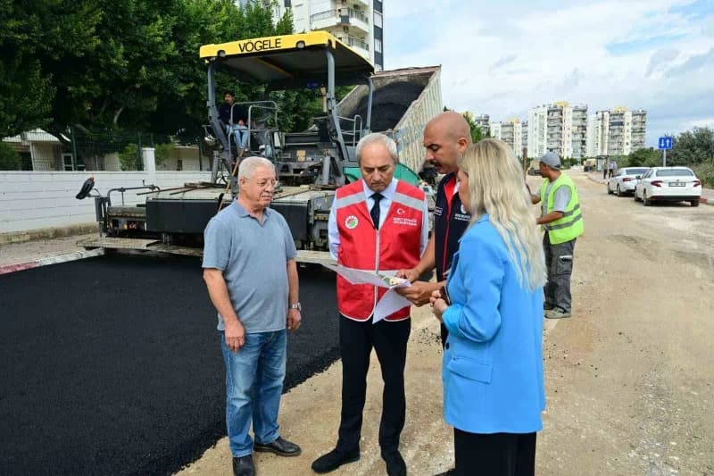 Kepez Belediye Başkanı Mesut Kocagöz, Mimar Turgut Cansever Caddesi ile Ali Uyaroğlu Caddesi'nde sürdürülen sıcak asfalt