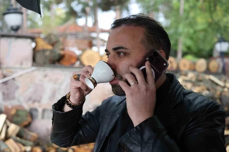 Kum yerine Çankırı’nın meşhur kaya tuzunda pişen Türk kahvesi daha yoğun kıvamlı ve lezzetli oluyor.
