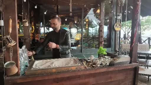Çankırı kaya tuzu üzerinde cezvede pişirilen Türk kahvesi ve köpüklü fincan
