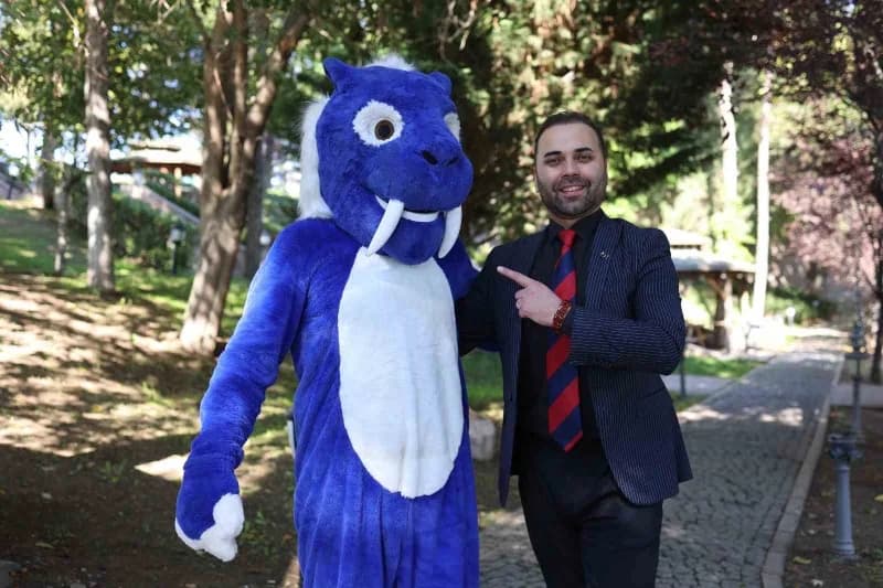 Çankırı’da kılıç dişli kaplan kostümü giymiş Burak Dumlupınar vatandaşlarla etkileşimde
