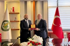 Çarşamba Ticaret Borsası’nda Yönetim Kurulu Başkanlığı devir teslim töreni sırasında mührün takdim edilmesi