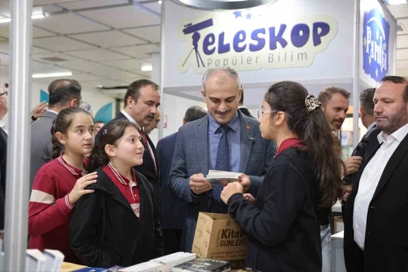 Çayırova’da bu yıl 7’ncisi düzenlenen Kitap Günleri, düzenlenen törenle açıldı. 25 Ekim’e kadar sürecek etkinlikte kitap