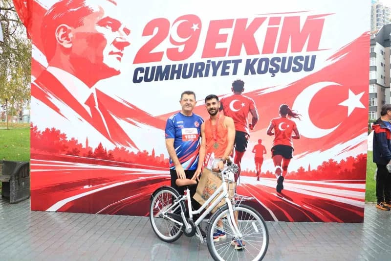 Çekmeköy Belediyesi tarafından düzenlenen 29 Ekim Cumhuriyet Bayramı Koşusu’nda binlerce sporcu kıya