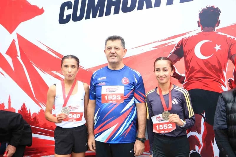 Parkuru tamamlayan tüm sporculara anı madalyası verilirken ilk üçe giren sporcular para ödülü kazand
