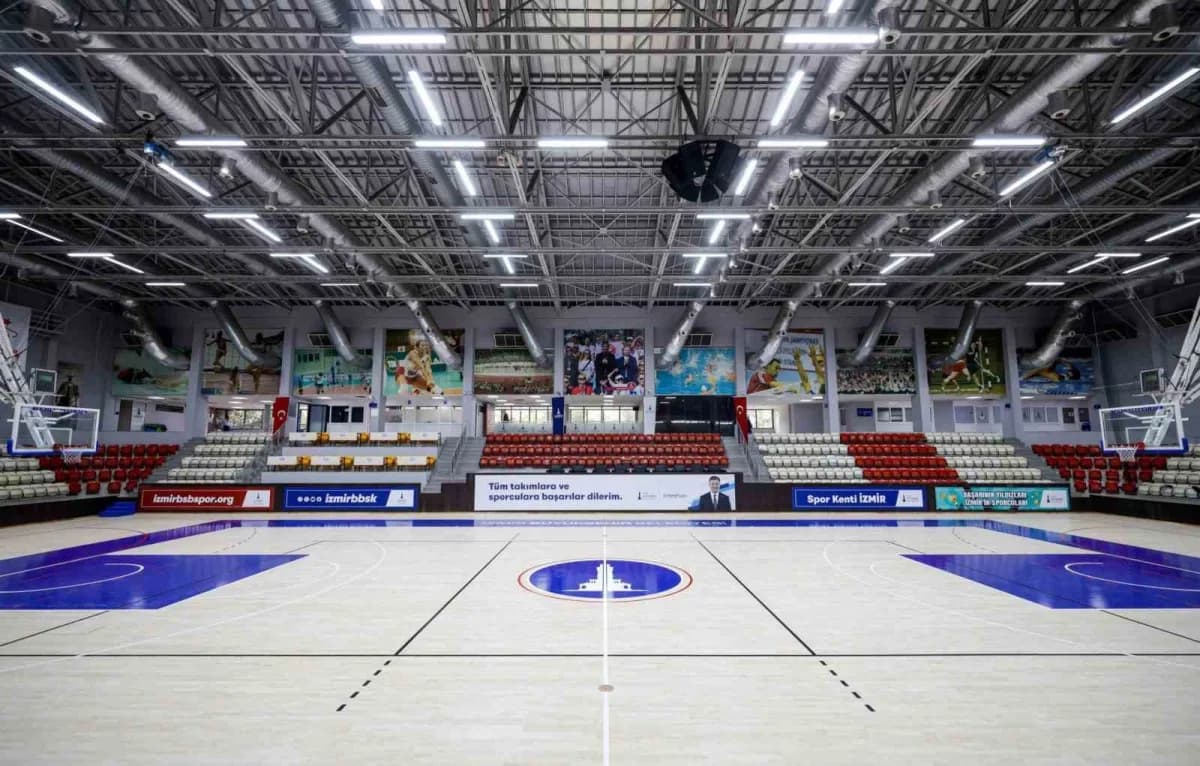 İzmir Kültürpark'ta yenilenen Celal Atik Spor Salonu'nun iç mekanından genel görünüm