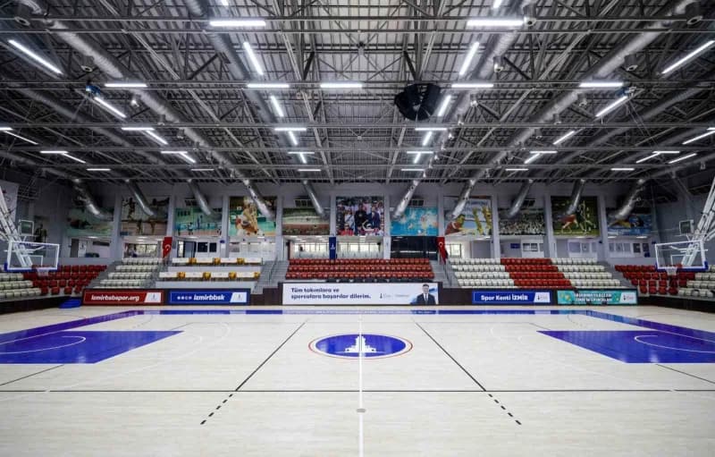 İzmir Kültürpark'ta yenilenen Celal Atik Spor Salonu'nun iç mekanından genel görünüm