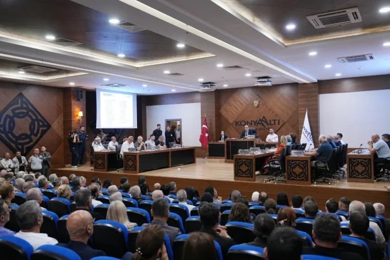 Konyaaltı Belediye Başkanı Cem Kotan meclis toplantısında konuşma yaparken