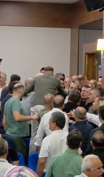 CHP’nin ‘kesin ihraç’ talebiyle disipline sevk ettiği ve bu sabah partisinden istifa ettiğini açıklayan Konyaaltı Beledi