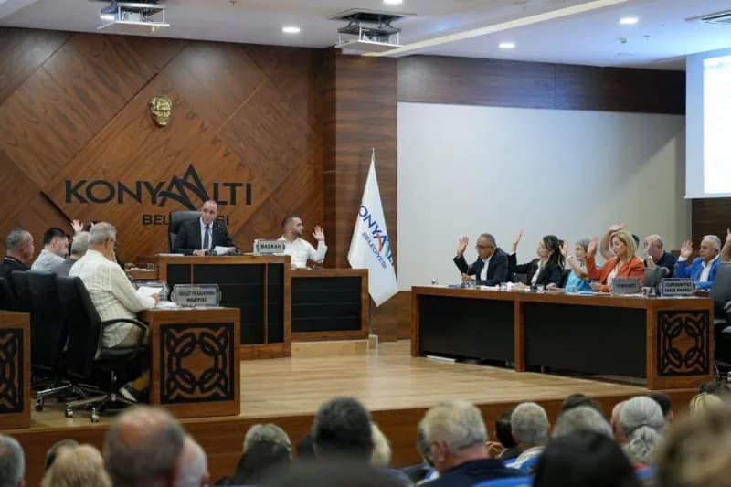 CHP’nin ‘kesin ihraç’ talebiyle disipline sevk ettiği ve bu sabah partisinden istifa ettiğini açıklayan Konyaaltı Beledi
