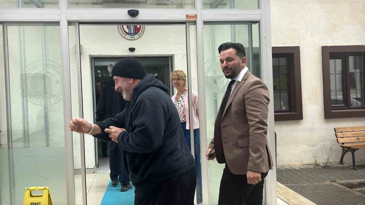 Ünlü komedyen Cem Yılmaz, kontrol için ÇOMÜ hastaneye geldi.