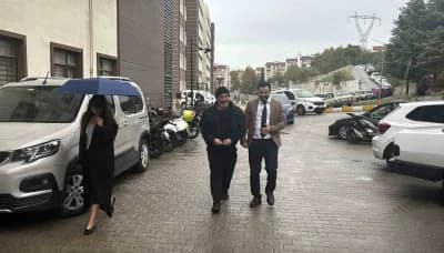 Cem Yılmaz Çanakkale’de hastane önünde kontrol için poz veriyor