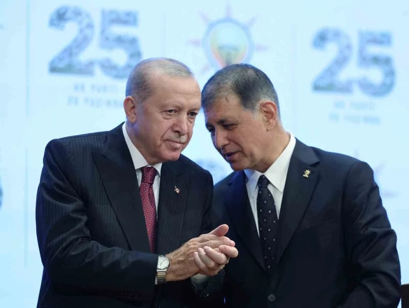 Cumhurbaşkanı Erdoğan, AK Parti'ye katılan İzmir Büyükşehir Belediye Başkanı Cemil Tugay'a Parti rozetini taktı.