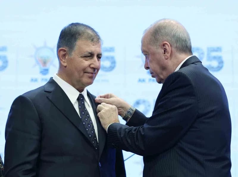 Cumhurbaşkanı Erdoğan, AK Parti'ye katılan İzmir Büyükşehir Belediye Başkanı Cemil Tugay'a Parti rozetini taktı.
