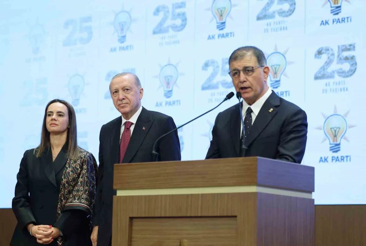 Cumhurbaşkanı Recep Tayyip Erdoğan, AK Parti Kongre Merkezi’nde Cemil Tugay’a parti rozetini takarken