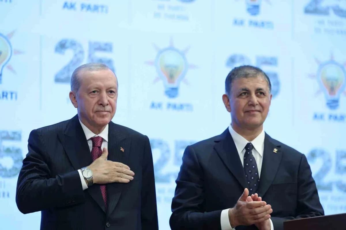 Cumhurbaşkanı Erdoğan, AK Parti'ye katılan İzmir Büyükşehir Belediye Başkanı Cemil Tugay'a Parti rozetini taktı.