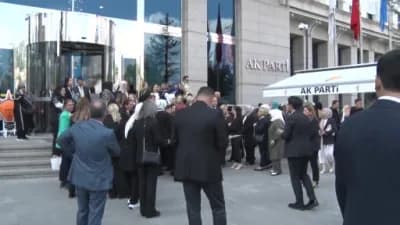 Cumhurbaşkanı Recep Tayyip Erdoğan, AK Parti’ye katılan İzmir Büyükşehir Belediye Başkanı Cemil Tugay’a rozet takarken