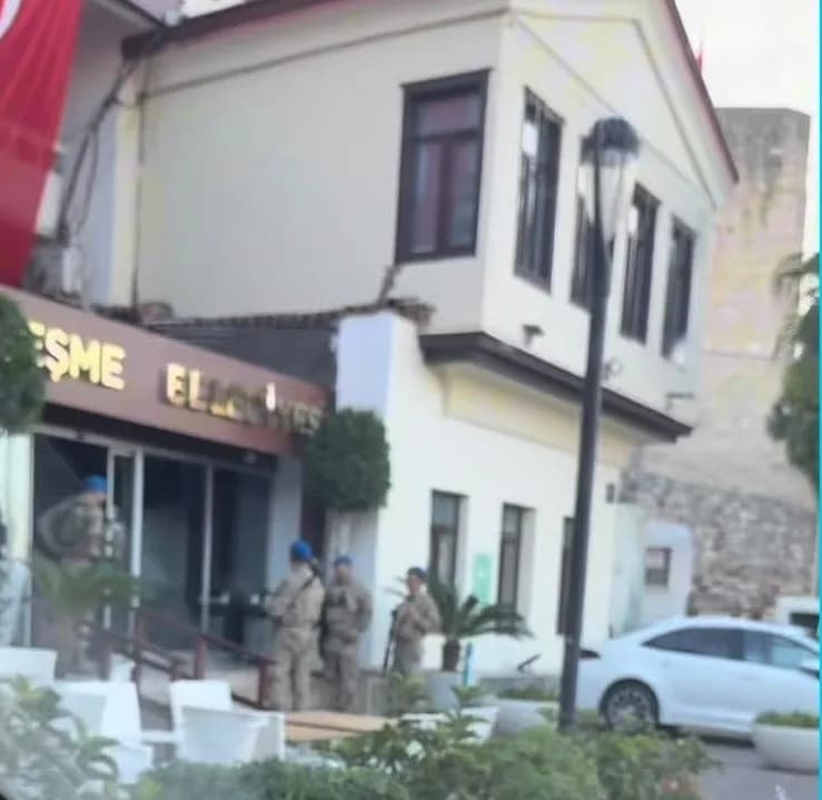 Çeşme Belediyesi önünde jandarma ekipleri tarafından düzenlenen operasyon sonrası gözaltına alınanlar