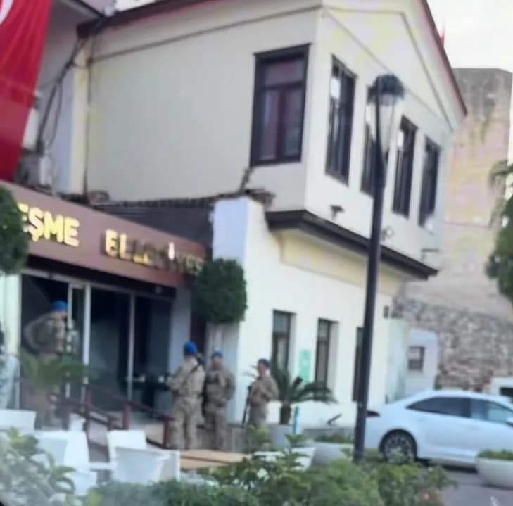 Çeşme Belediyesinde rüşvet, irtikap ve evrakta sahtecilik iddialarına yönelik düzenlenen operasyonda Gözaltına alınan, a
