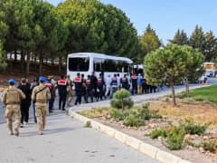 Çeşme Belediyesi önünde polis ve jandarma ekiplerinin operasyon görüntüsü