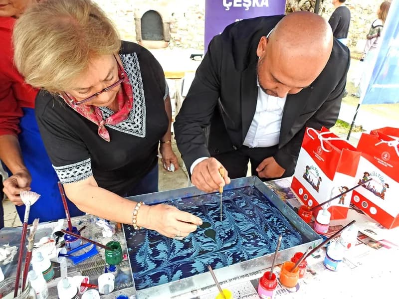 İzmir Kültür ve Turizm İl Müdür Yardımcısı Fahrettin Kerem Çevik, ebru çalışması yaptı