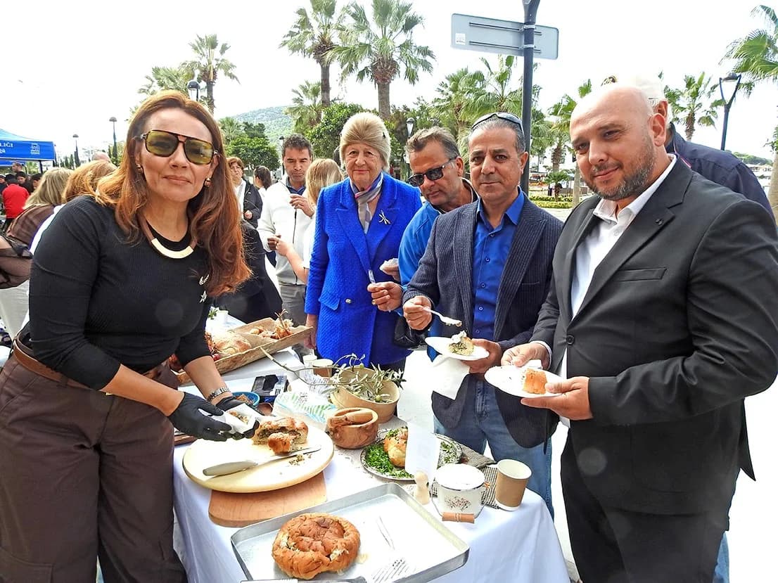 İzmir Kültür ve Turizm İl Müdür Yardımcısı Fahrettin Kerem Çevik (Sağda), yerel lezzetlerin tadına b