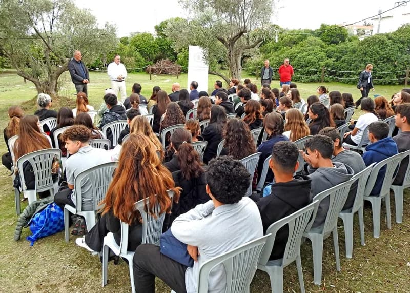 Sakız Park Alaçatı'da öğrenciler Sakız ağaçları ve Sakız üretimi hakkında bilgilendirildi