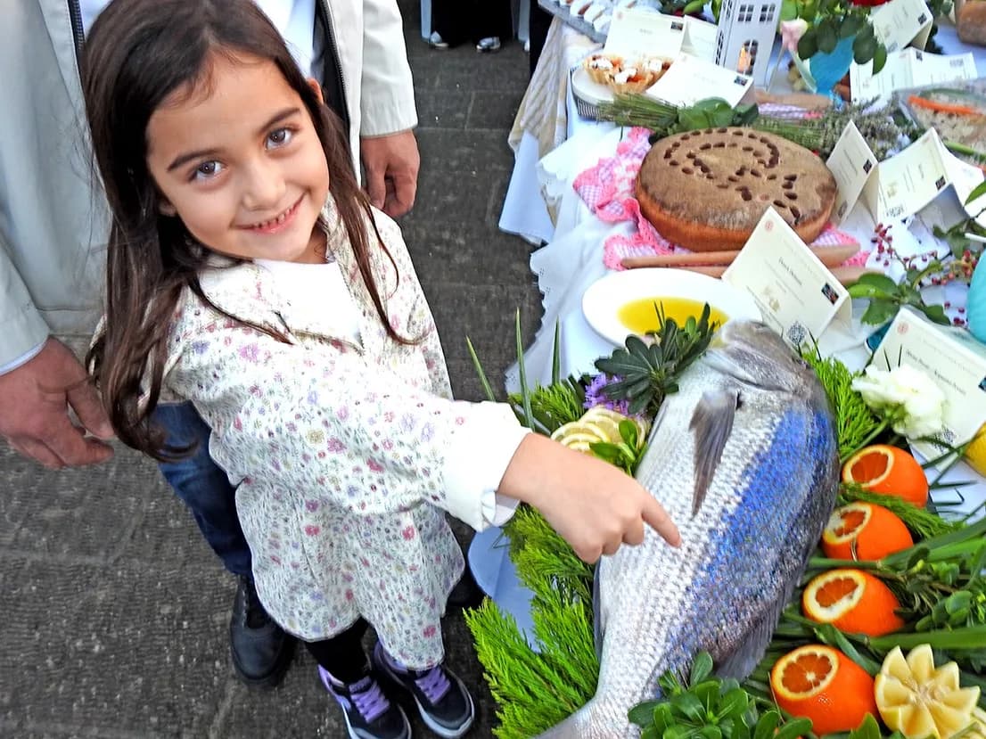 Çeşme’de Kültür Sofrası etkinliğinde nişan balığı geleneği canlandırılıyor