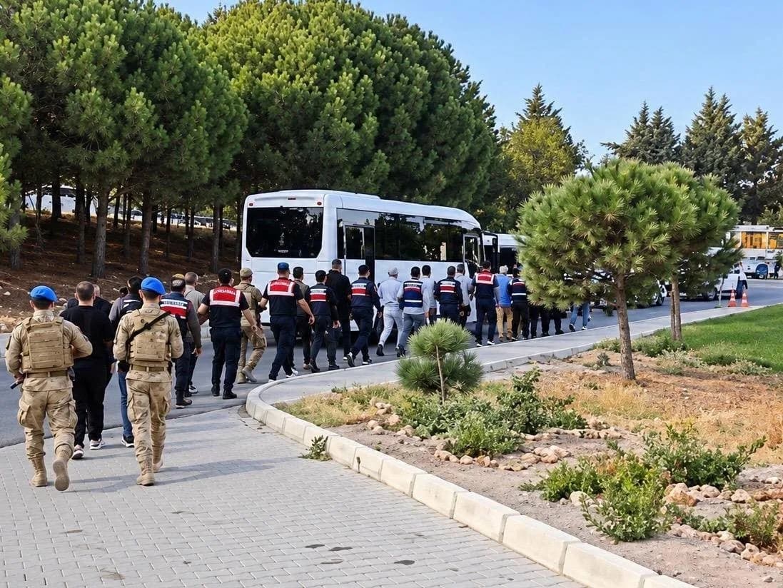 Çeşme Belediyesine yönelik rüşvet operasyonunda jandarma ekipleri ve tutuklanan şüpheliler