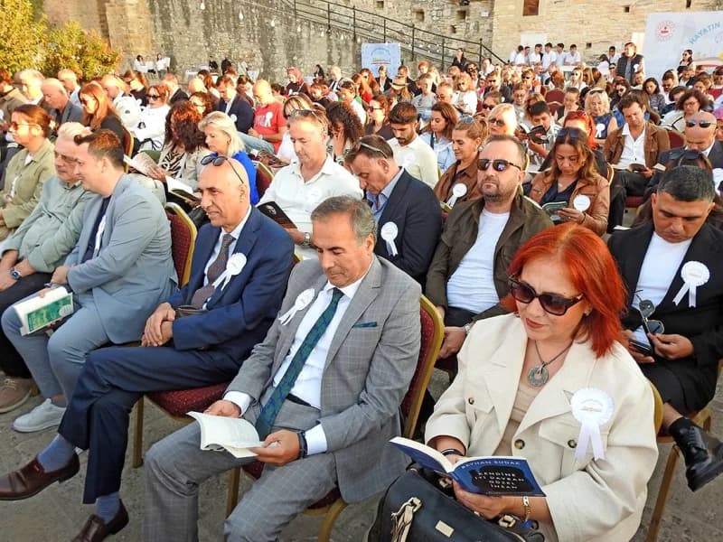 Etkinliğe katılanlar bir süre Kitap okudular