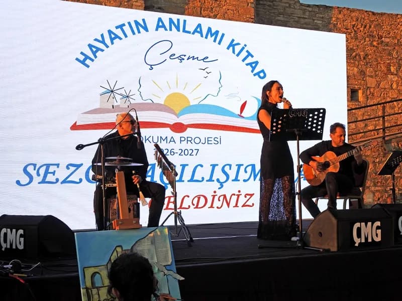 Program, sanatçı Seçilya Biçer’in gitarist Genco Atay ve perküsyon sanatçısı Devrim Dikkaya eşliğinde verdiği "Çeşme Kal
