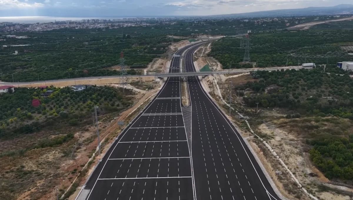 Ulaştırma ve Altyapı Bakanı Abdulkadir Uraloğlu, Çeşmeli-kızkalesi Otoyolu hakkında, "Otoyolumuzu 18 Ekim’i 19 Ekim’e ba