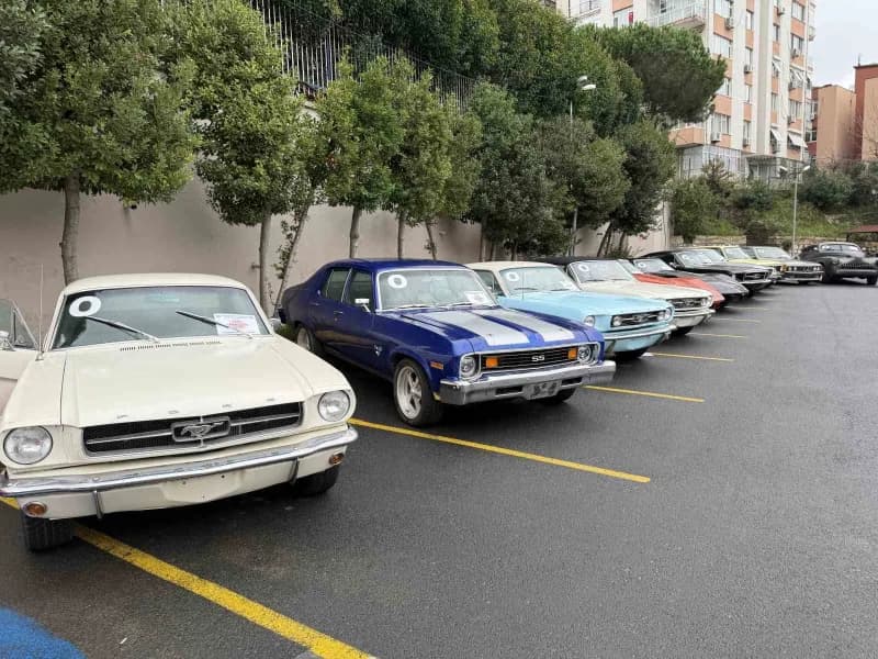 İstanbul Emniyet Müdürlüğü bahçesinde sergilenen 61 klasik otomobilin dronla çekilmiş görüntüsü