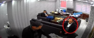 CHP İstanbul İl Başkanlığı binasının dış cephesi ve önünde duran insanlar