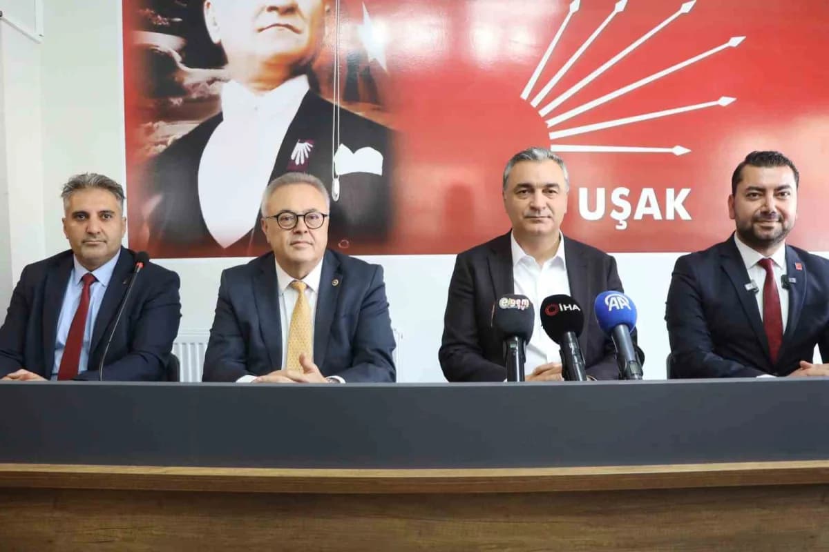 CHP Sözcüsü Müslim Sarı Uşak il binasında basın açıklaması yaparken